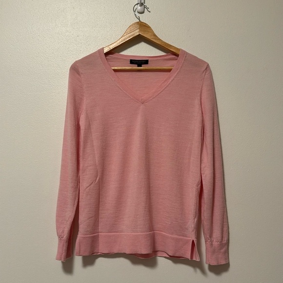 Banana Republic VNeck Sweater Womens Medium 100% Merino Wool Pink Girlcore Soft - Picture 1 of 10